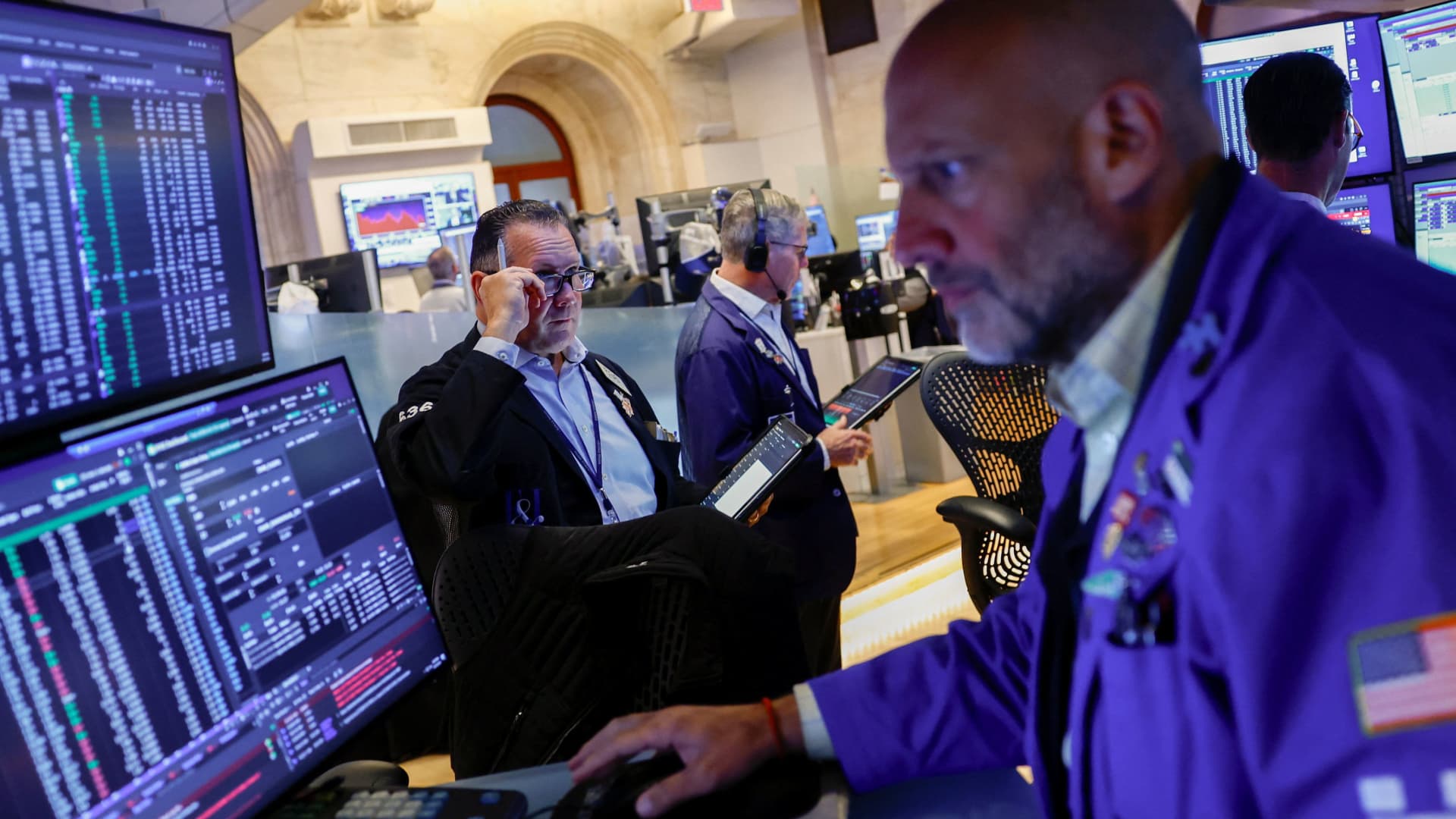 Yield on 10-year Treasury hovers below 5% as investors await Fed decision